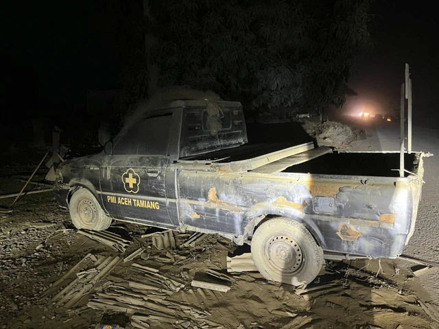 Kendaraan-kendaraan yang tersapu akibat banjir bandang di Aceh Tamiang. Foto: Dok. PMI