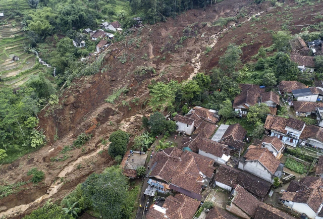 Foto udara suasana kawasan yang terkena bencana longsor di Kampung Condong, Desa Wargaluyu, Kecamatan Arjasari, Kabupaten Bandung, Jawa Barat, Sabtu (6/12/2025). Foto: Raisan Al Farisi/ANTARA FOTO