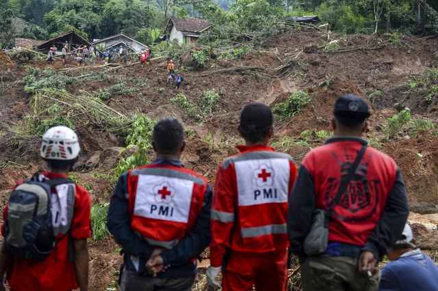 Petugas gabungan mencari korban yang tertimbun tanah longsor di Kampung Condong, Desa Wargaluyu, Kecamatan Arjasari, Kabupaten Bandung, Jawa Barat, Sabtu (6/12/2025). Foto: Raisan Al Farisi/ANTARA FOTO