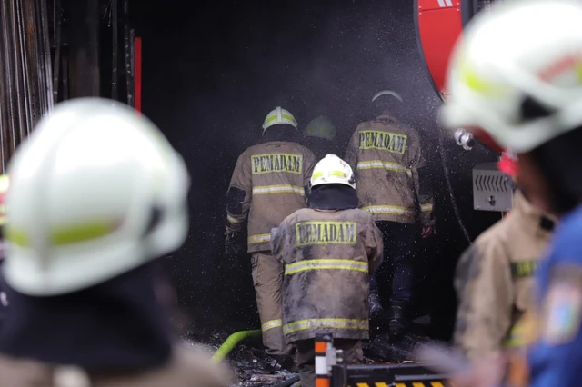 Petugas pemadam kebakaran melakukan penyisiran usai kebakaran Gedung Terra Drone di Kemayoran, Jakarta Pusat, Selasa (9/12/2025). Foto: Jamal Ramadhan/kumparan