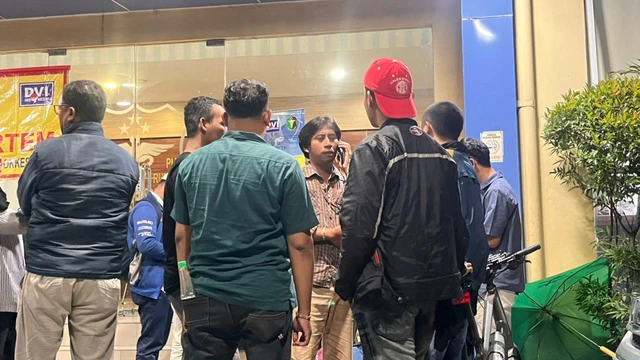 Isak tangis suami dari N, ibu hamil, yang menjadi korban kebakaran Terra Drone, di RS Polri, Kramat Jati, Jakarta Timur, Selasa (9/12/2025). Foto: Nasywa Athifah/kumparan