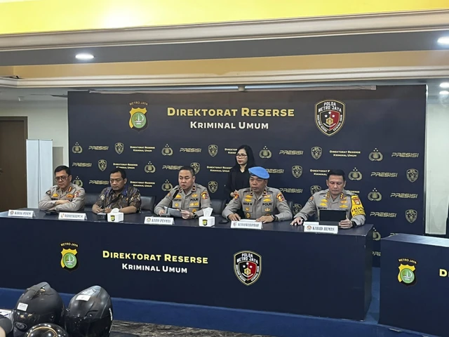 Konferensi Pers terkait kericuhan di Kalibata Raya, Jakarta Selatan di Polda Metro Jaya, Jumat (12/12/2025). 