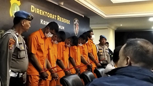 Tersangka pengeroyokan matel di Kalibata, Jakarta Selatan diperlihatkan saat sesi konferensi pers di Polda Metro Jaya, Jakarta, Jumat (12/12/2025).