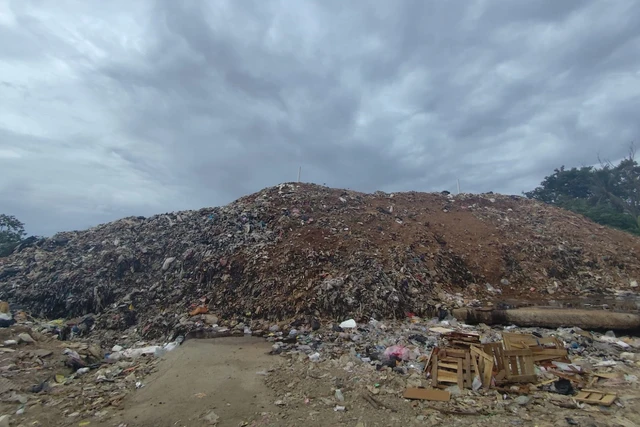 Tumpukan sampah di TPA Cipeucang, Tangerang Selatan, Banten, Minggu (14/12/2025).
