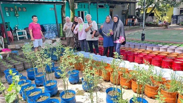 Pengelola sampah di RT 04/RW 09, Kelurahan Bakti Jaya, Kecamatan Setu, Kota Tangerang Selatan. FOTO: Deni02-PBMI