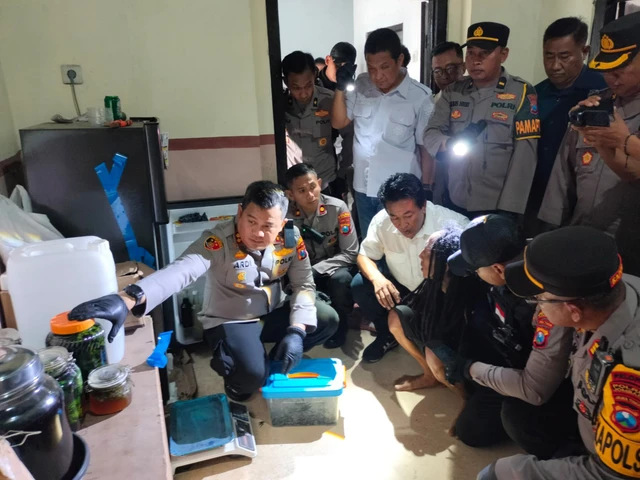 Polres Jombang menggerebek kebun ganja dalam rumah di Jalan Pakubuwono, Desa Mojongapit, Kecamatan Jombang, Kabupaten Jombang, Senin (15/12/2025). Foto: Dok. Istimewa