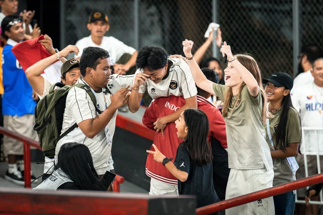 Selebrasi Basral Graito Hutomo usai memenangkan final cabang olahraga skateboard jalanan putra SEA Games 2025 Thailand di SAT Extreme Sports Park, Bangkok, Thailand, Senin (14/12/2025). Foto: Chanakarn Laosarakham / AFP