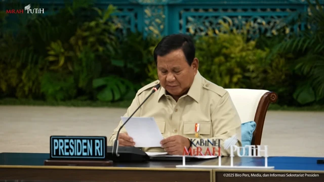 Presiden Prabowo Subianto memberikan pengarahan kepada Kepala Daerah se-Papua dan KEPP-OKP di Istana Negara, Jakarta, Selasa (16/12/2025). Foto: Youtube/Sekretariat Presiden