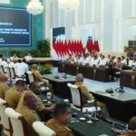 Presiden Prabowo Subianto memberikan pengarahan kepada Kepala Daerah se-Papua dan KEPP-OKP di Istana Negara, Jakarta, Selasa (16/12/2025). Foto: Youtube/Sekretariat Presiden