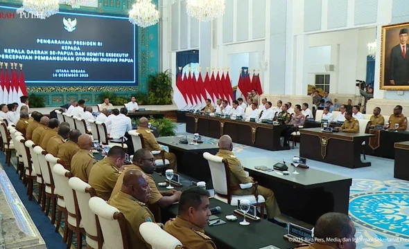 Presiden Prabowo Subianto memberikan pengarahan kepada Kepala Daerah se-Papua dan KEPP-OKP di Istana Negara, Jakarta, Selasa (16/12/2025). Foto: Youtube/Sekretariat Presiden