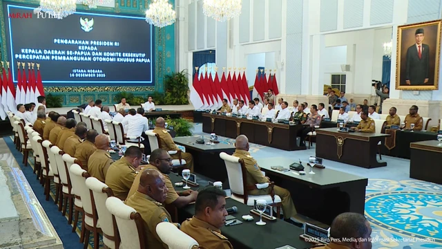 Presiden Prabowo Subianto memberikan pengarahan kepada Kepala Daerah se-Papua dan KEPP-OKP di Istana Negara, Jakarta, Selasa (16/12/2025). Foto: Youtube/Sekretariat Presiden