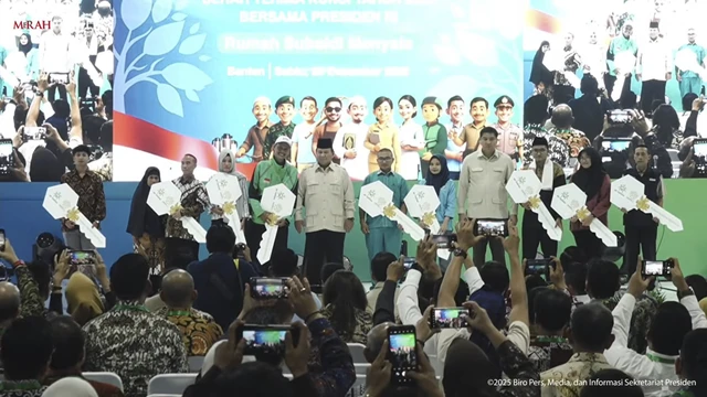 Presiden Prabowo Subianto menyerahkan kunci rumah program rumah subsidi dengan skema Fasilitas Likuiditas Pembiayaan Perumahan (FLPP). 