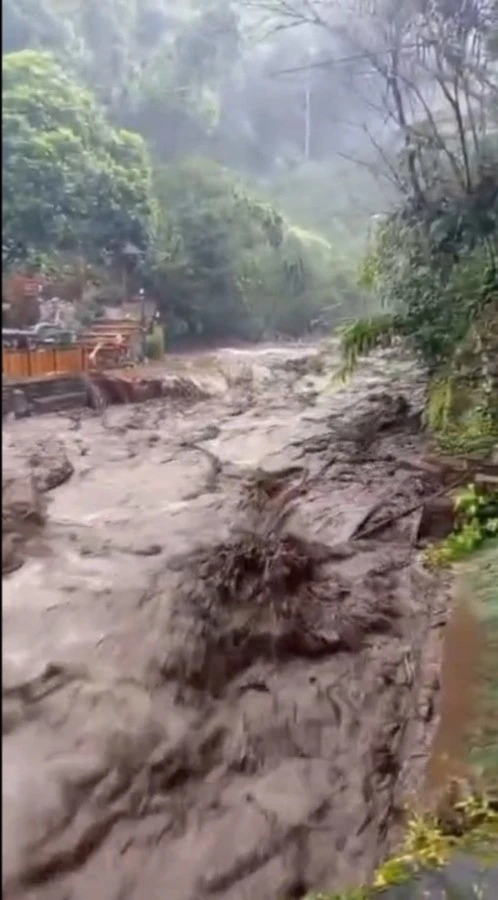 Banjir bandang di kawasan wisata Guci, Tegal, Jateng, Sabtu (20/12/2025). Foto: Dok. BPBD Jateng