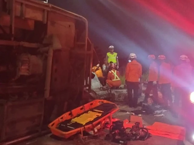 Proses evakuasi Bus PO Cahaya Trans yang mengalami kecelakaan tunggal di Simpang Susun Exit Tol Krapyak Kota Semarang. Foto: Instagram/@relawangabungansemarang