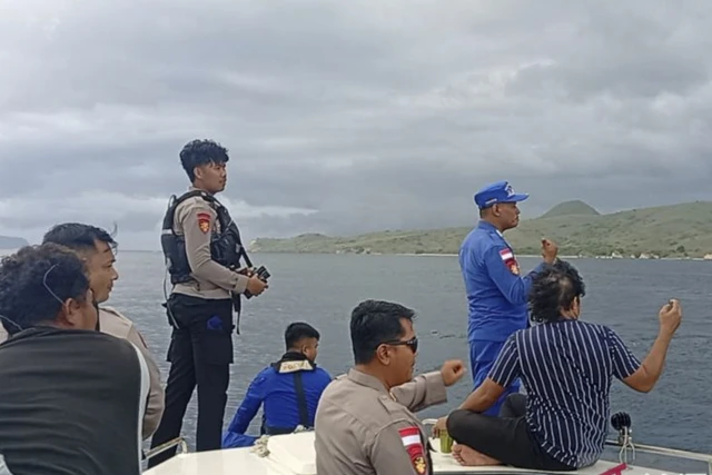 Tim SAR gabungan saat melakukan pencarian empat korban kapal wisata yang tenggelam di perairan Pulau Padar, Labuan Bajo, Kabupaten Manggarai Barat, Nusa Tenggara Timur (NTT). Foto: ANTARA/HO-Dokumentasi Pribadi