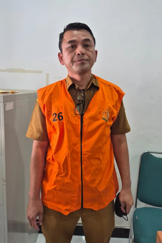 Kepala Dinas Sosial dan Pemerintahan Masyarakat Desa Kabupaten Samosir, Fitri Agust Karokaro (kedua kanan) dijerat tersangka kasus dugaan korupsi dana bantuan banjir di Kabupaten Samosir, Sumatera Utara. Foto: Kejari Kabupaten Samosir