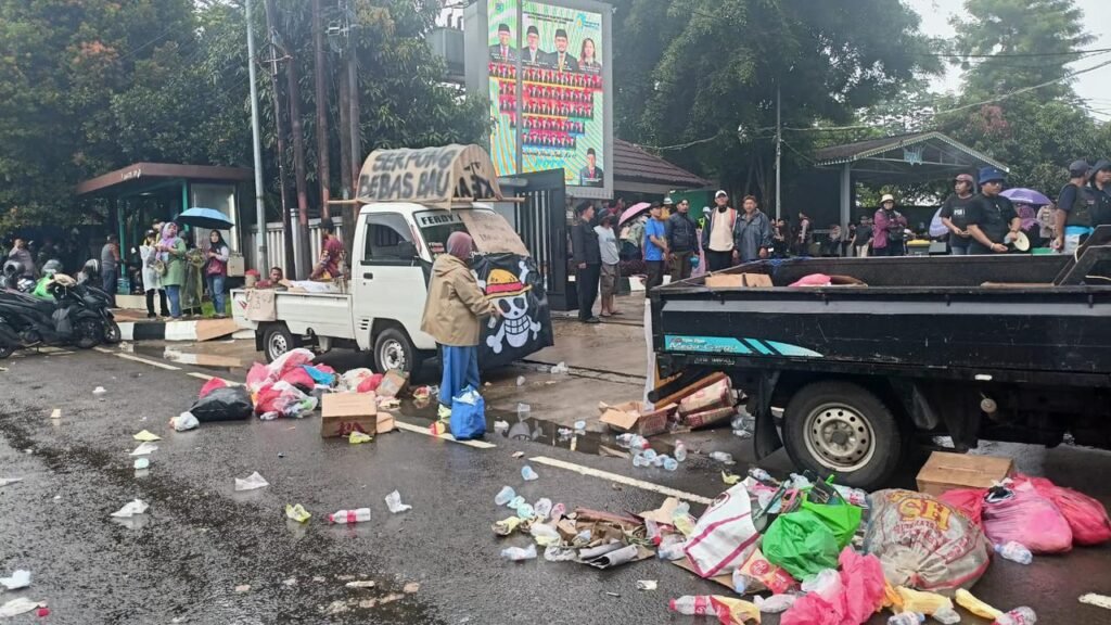 Dalam aksinya, sejumlah massa membawa beberapa sampah dalam plastik. FOTO : portalbmi.id