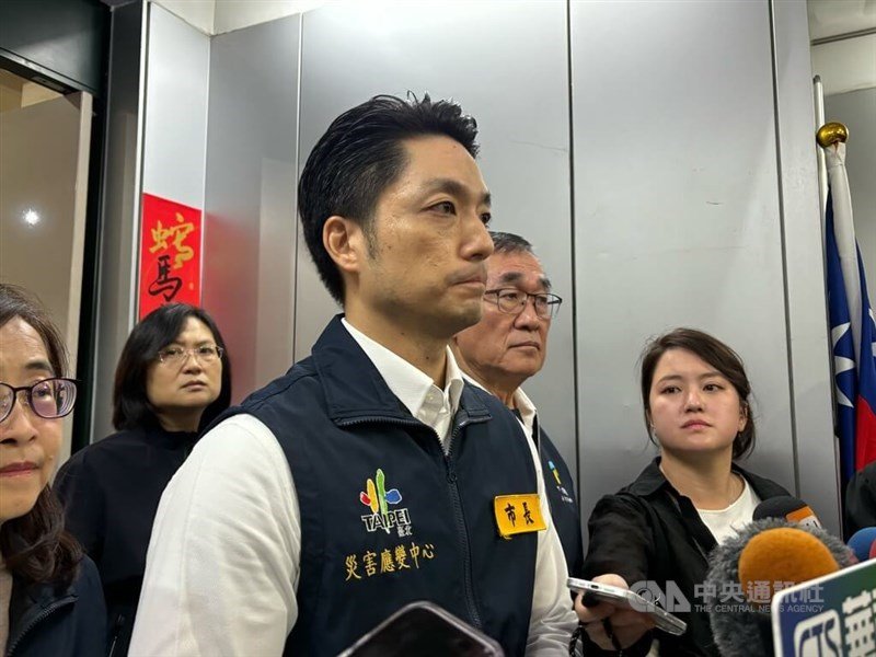 Wali Kota Taipei Chiang Wan-an (tengah) menjawab pertanyaan dari media pada Sabtu setelah mengadakan rapat tanggap darurat keamanan terkait serangan mematikan di kota tersebut sehari sebelumnya. (Sumber Foto : CNA, 20 Desember 2025)