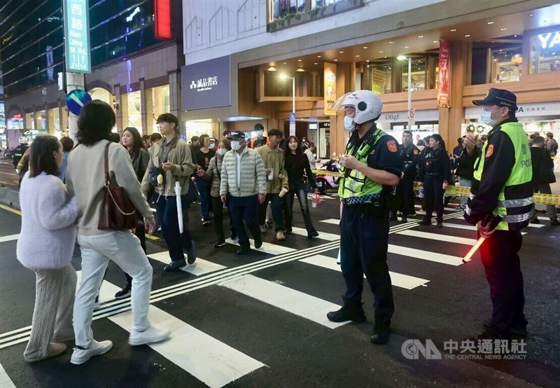 Petugas mengevakuasi kerumunan dari lokasi kejadian di dekat Stasiun MRT Zhongshan di Taipei. (Sumber Foto : CNA, 19 Desember 2025)
