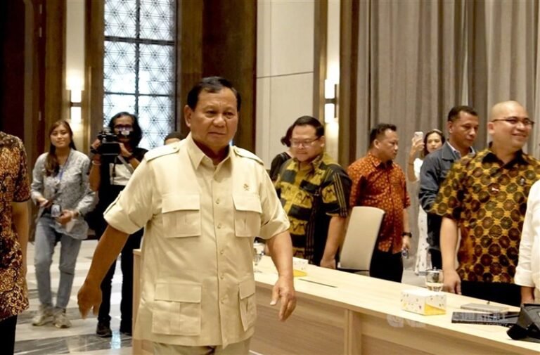 Presiden Republik Indonesia Prabowo Subianto (depan).