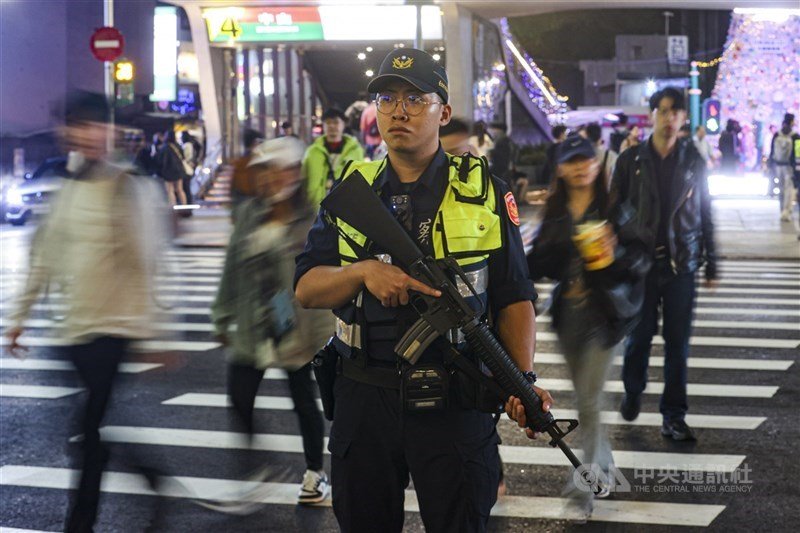 Tempat kejadian perkara dekat Stasiun MRT Zhongshan pada Jumat malam. (Sumber Foto : CNA, 19 Desember 2025)