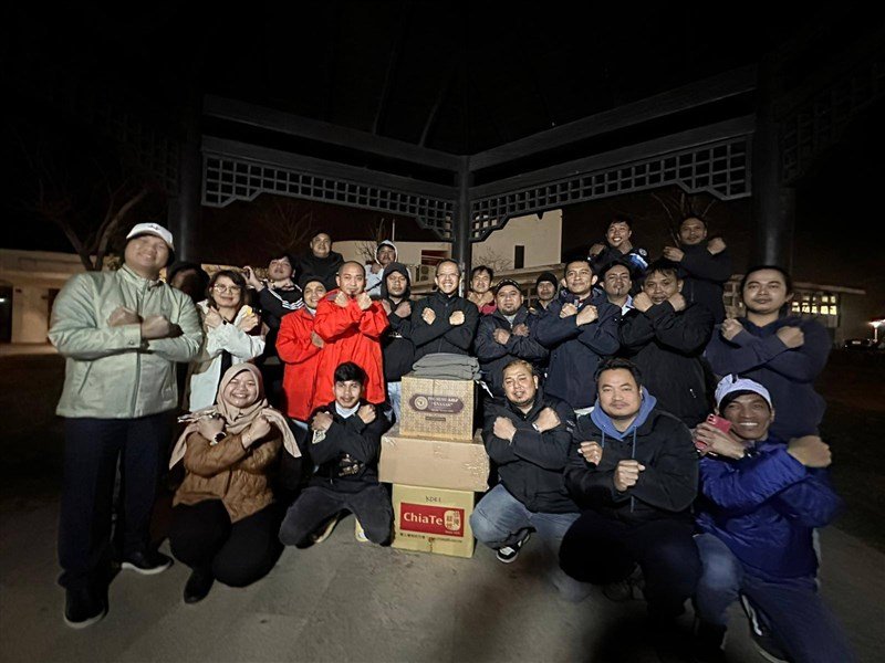 KDEI Taipei menyerahkan bantuan selimut dan jaket musim dingin kepada ABK. (Sumber Foto : KDEI Taipei).