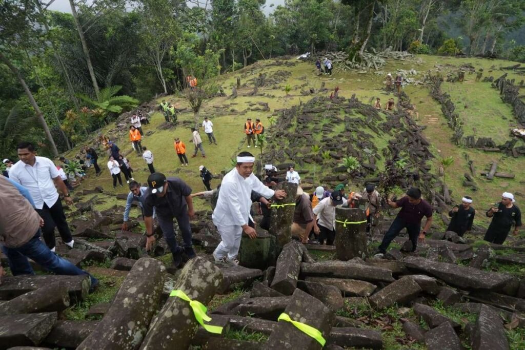 Gubernur Jawa Barat Dedi Mulyadi meresmikan dimulainya rekonstruksi Situs Gunung Padang yang berlokasi di Desa Karyamukti. portalbmi.id