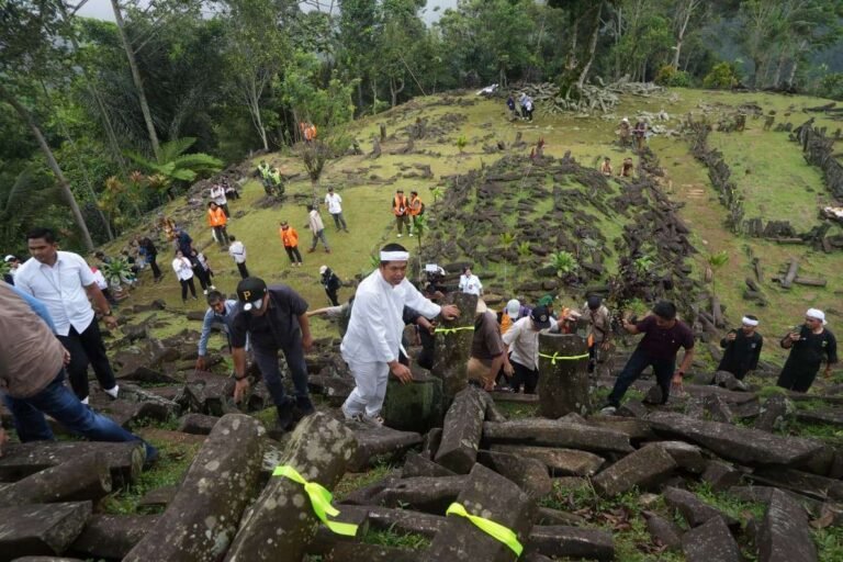 Gubernur Jawa Barat Dedi Mulyadi meresmikan dimulainya rekonstruksi Situs Gunung Padang yang berlokasi di Desa Karyamukti. portalbmi.id