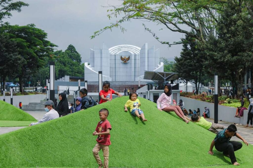 Pada masa liburan Natal dan Tahun 2026 ini, Kota Bandung diprediksi kembali akan kebanjiran wisatawan.