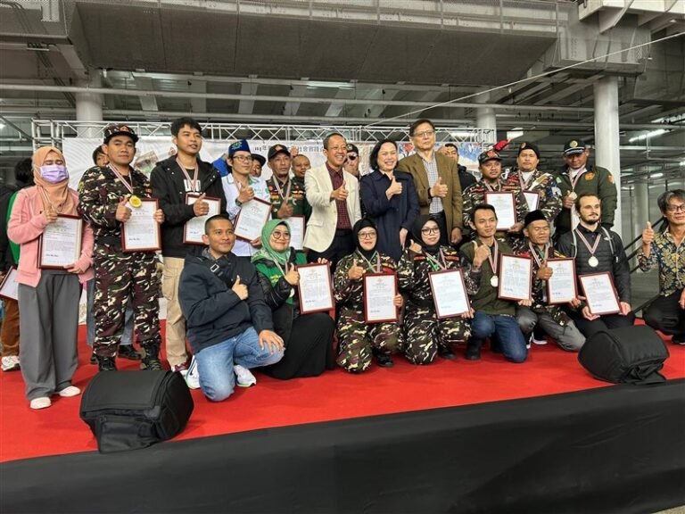 Arif Sulistiyo, kepala KDEI Taipei bersama perwakilan dari Chang Gung University of Science and Technology Chiayi memberikan penghargaan berupa medali dan piagam untuk relawan Guangfu. (Sumber Foto : CNA, 21 Desember 2025)