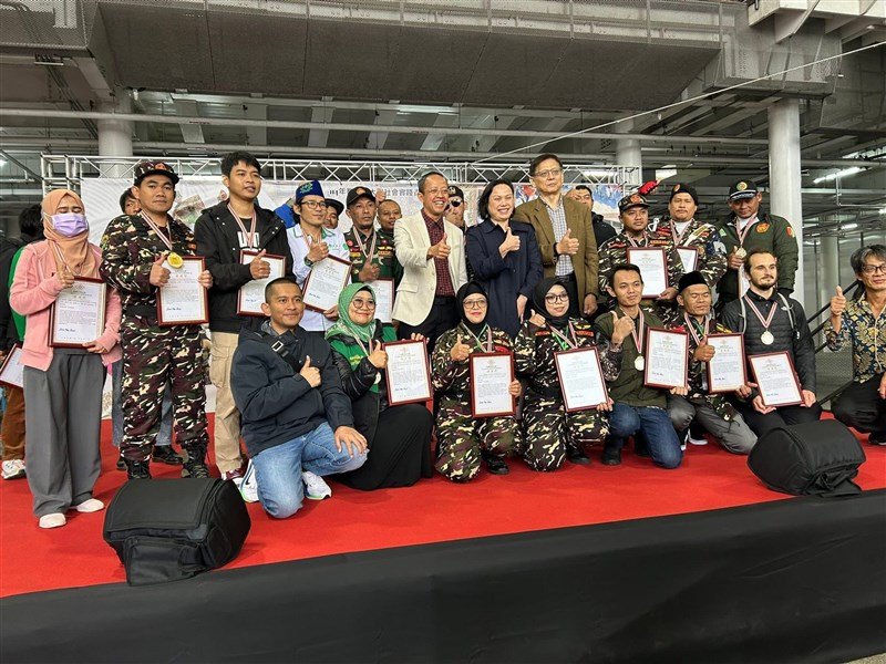 Arif Sulistiyo, kepala KDEI Taipei bersama perwakilan dari Chang Gung University of Science and Technology Chiayi memberikan penghargaan berupa medali dan piagam untuk relawan Guangfu. (Sumber Foto : CNA, 21 Desember 2025)