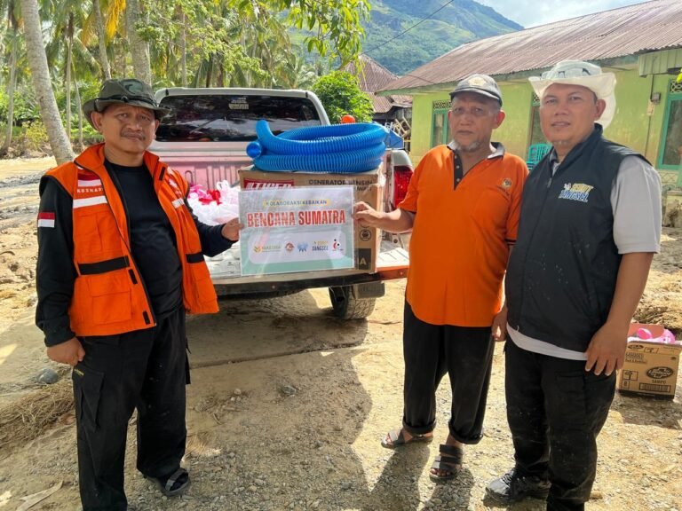 Tim SAR Semut Tangsel serahkan Pompa air dan bersihkan fasilitas umum di lokasi bencana.FOTO: Henny06-PBMI