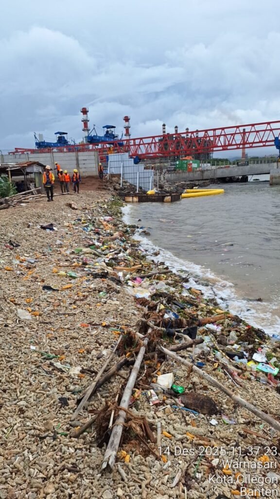 PELINTAS Gelar Aksi Bersih Pantai di Sekitar Operasional PT Chandra Asri Alkali Cilegon. FOTO : Budi05-PBMI