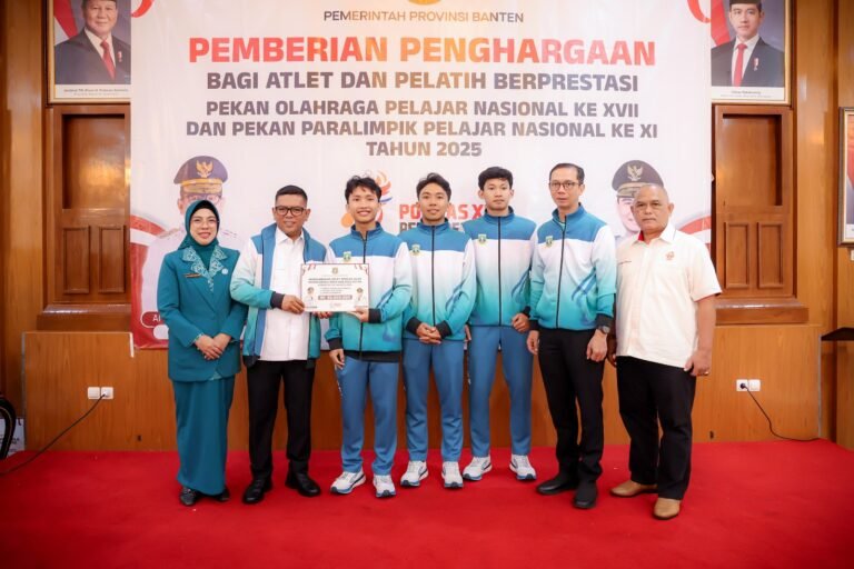 Gubernur Banten Andra Soni, menyerahkan penghargaan dan bonus kepada puluhan atlet berprestasi pada ajang POPNAS 2025. portalbmi.id