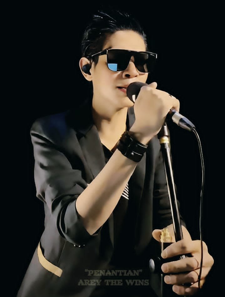 Setelah mendapatkan perhatian lewat debutnya, “Dua Sisi”, Arey kini telah meluncurkan karya kedua berjudul “Penantian”.