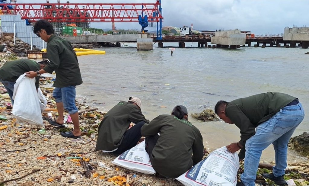 PELINTAS Gelar Aksi Bersih Pantai di Sekitar Operasional PT Chandra Asri Alkali Cilegon. FOTO : Budi05-PBMI