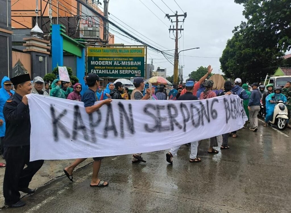 Puluhan masyarakat yang mengatasnamakan Forum Peduli Serpong, menggelar demo di Kantor DPRD Kota Tangerang Selatan (Tangsel), Kamis (18/12/2025). FOTO : portalbmi.id