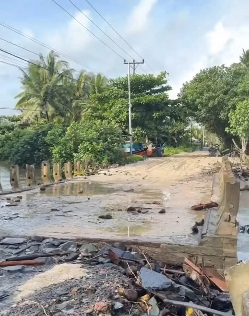 Jembatan yang menjadi akses utama penghubung antar kecamatan dan kabupaten terancam putus. FOTO : Aep05-PBMI