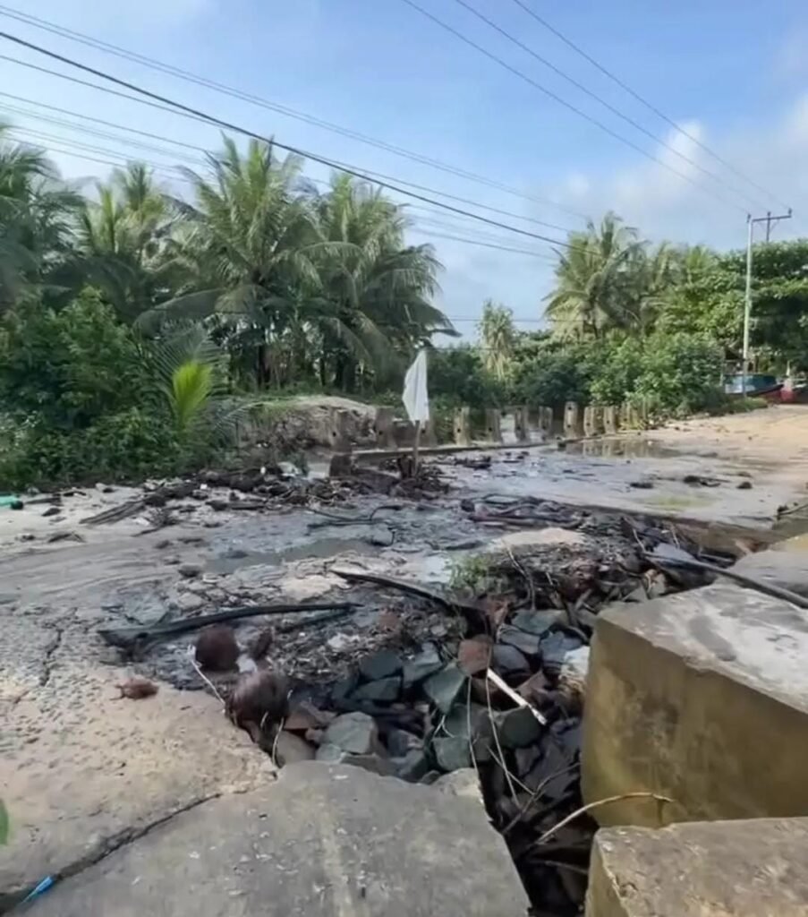 Jembatan yang menjadi akses utama penghubung antar kecamatan dan kabupaten terancam putus. FOTO : Aep05-PBMI