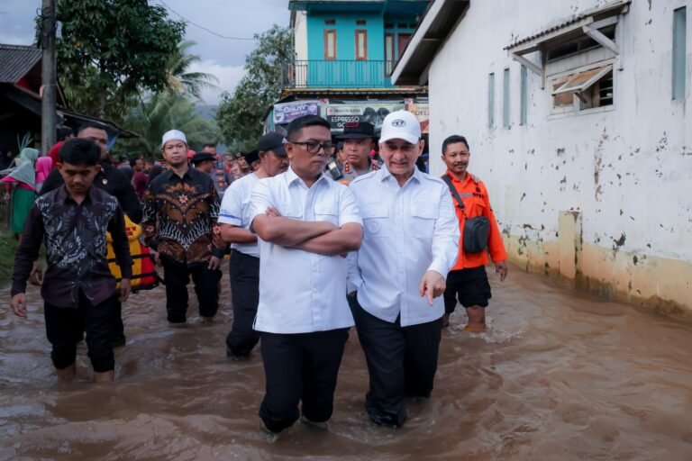 Gubernur Banten Andra Soni, meninjau langsung lokasi terdampak banjir di Kampung Sukamaju, Desa Citasuk, Kecamatan Padarincang, Kabupaten Serang, pada Jumat (19/12/2025) petang. FOTO : portalbmi.id