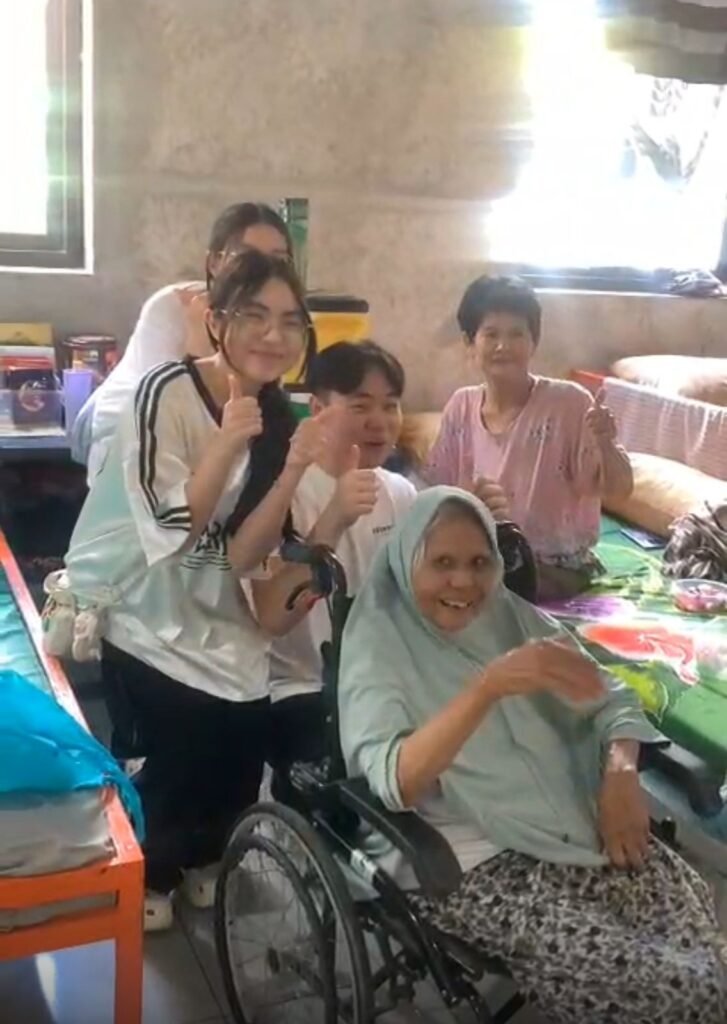 Dua relawan Eliza dan Ellen, terlihat duduk menemani beberapa nenek penghuni panti. Dok. Verry02-PBMI