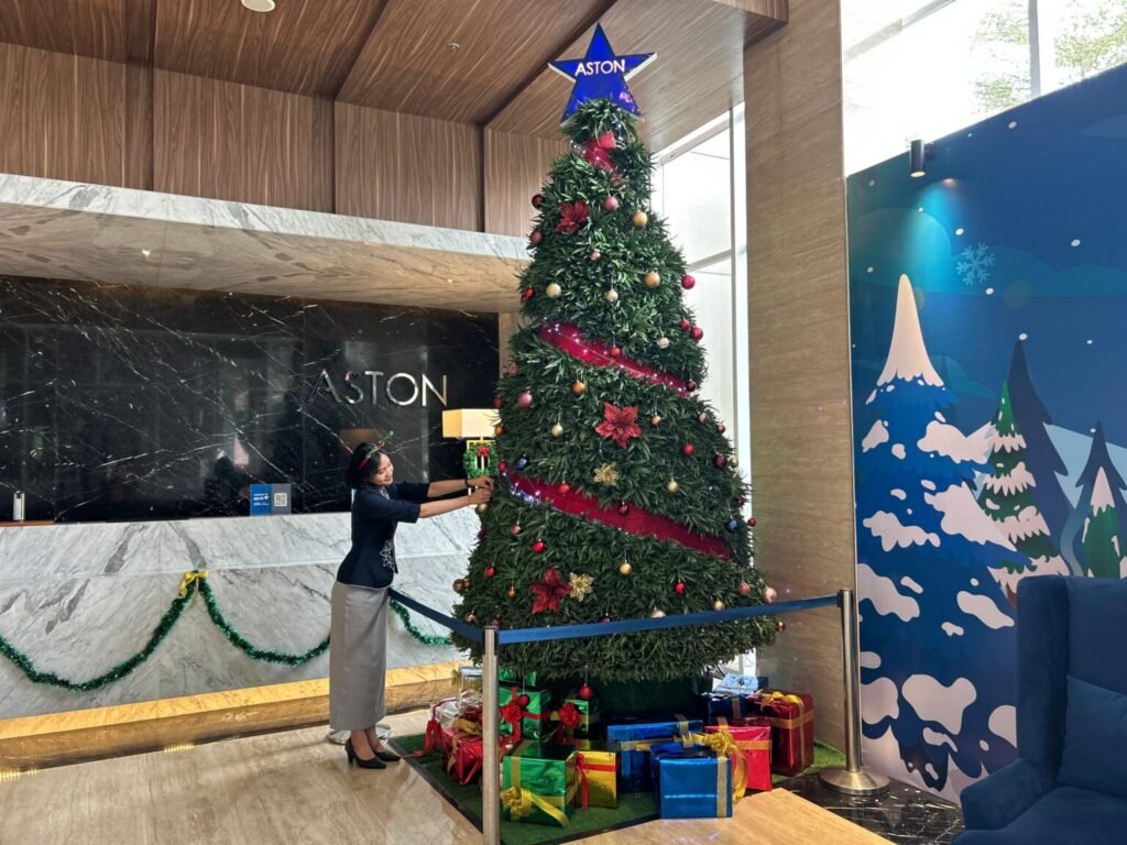 Pohon Natal setinggi 3,5 meter yang terbuat dari 2025 bonggol nanas.