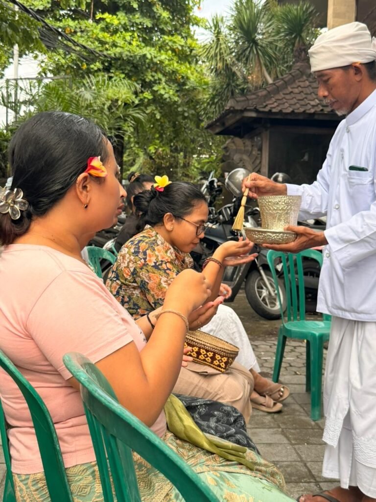 Upacara berlangsung sederhana namun sarat makna. Doa bersama, persembahan banten, dan suasana kebersamaan. FOTO : Ayu05-PBMI