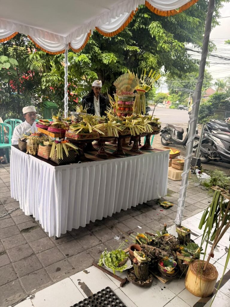 Pemuka agama dari Pesraman Yoga Kereta Kencana Emas menekankan makna mendalam dari odalan. FOTO : Ayu05-PBMI