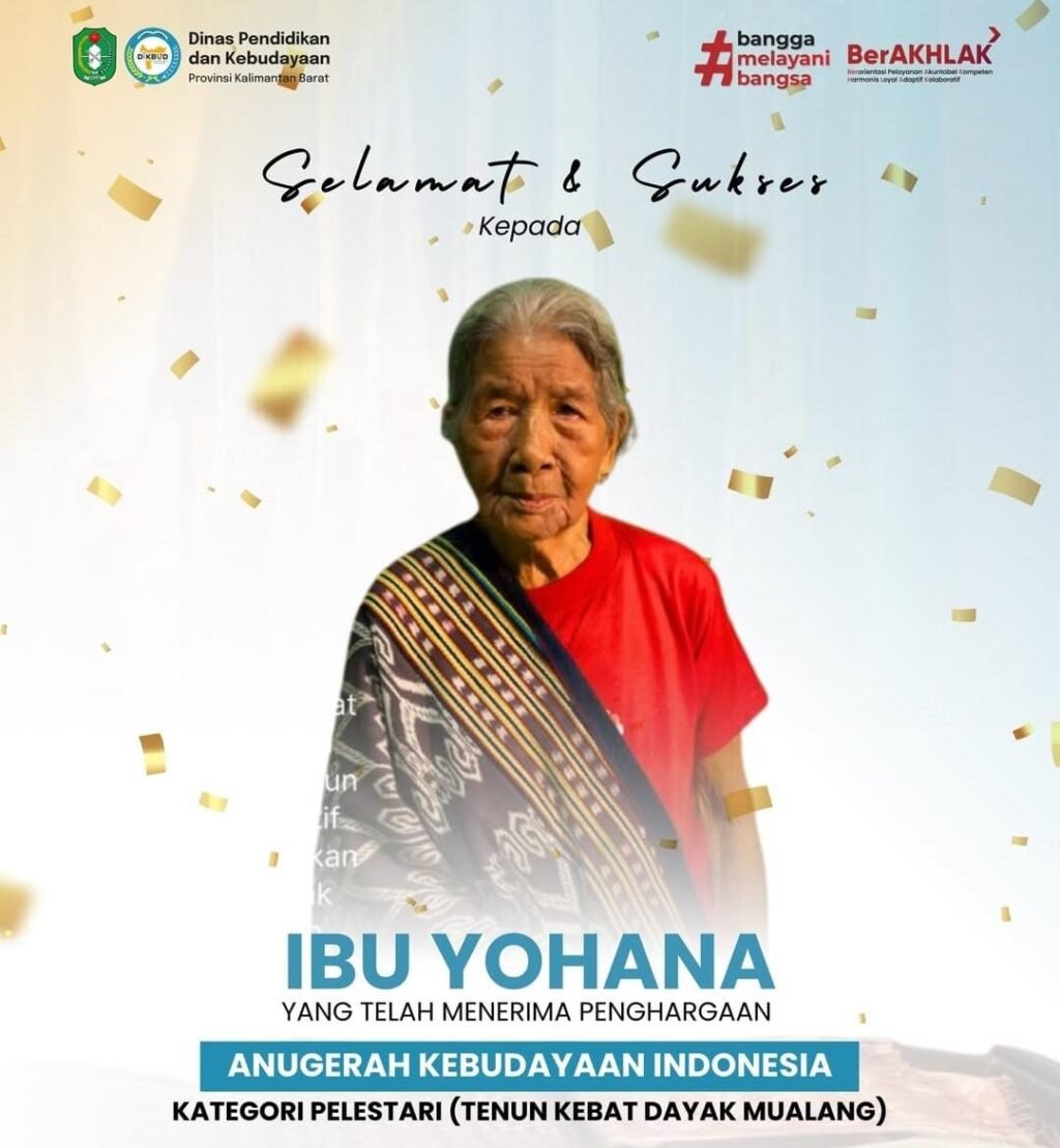 Nenek Yohana Raih Penghargaan Pelestarian Tenun Kebat Dayak Mualang. FOTO : Aep05-PBMI