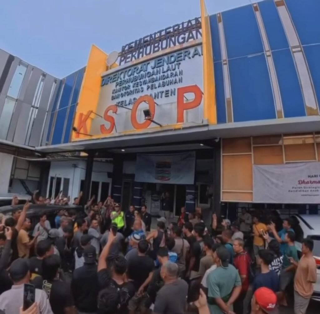 Ratusan sopir truk yang tertahan sejak Kamis sore mendatangi Kantor KSOP Kelas I Banten Tuntut kejelasan kebijakan yang dinilai minim sosialisasi. FOTO: Budi05-PBMI