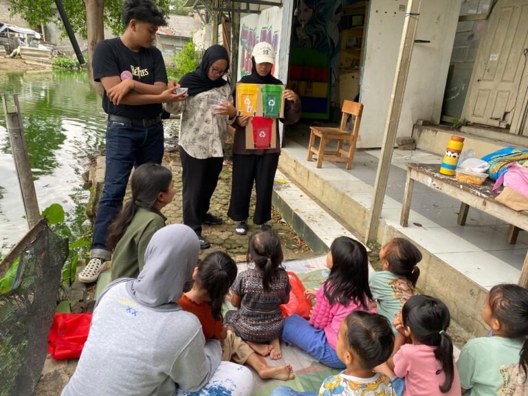 SMAN 6 Tangsel menggelar aksi penguatan literasi lingkungan di Taman Bacaan Situ Rompong, Senin (29/12/2025). FOTO: Henny06-PBMI