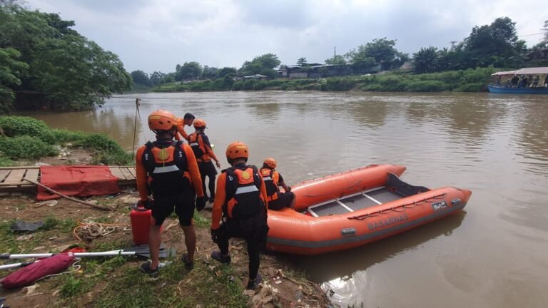 Tim SAR Gabungan turun ke lokasi hilangnya seorang anak akibat terseret arus deras Sungai Cisadane di Kelurahan Neglasari, Kota Tangerang. FOTO: Henny06-PBMI