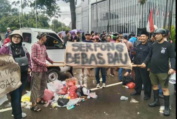 Para pendemo juga membawa keranda berwarna cokelat bertuliskan 'Serpong Bebas Bau’. FOTO : portalbmi.id