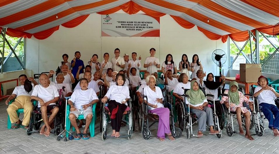 Sentuhan Kasih Group Beramal88 Menghangatkan Usia Senja di Pondok Lansia Berdikari Tigaraksa, Tangerang. Dok. Verry01-PBMI
